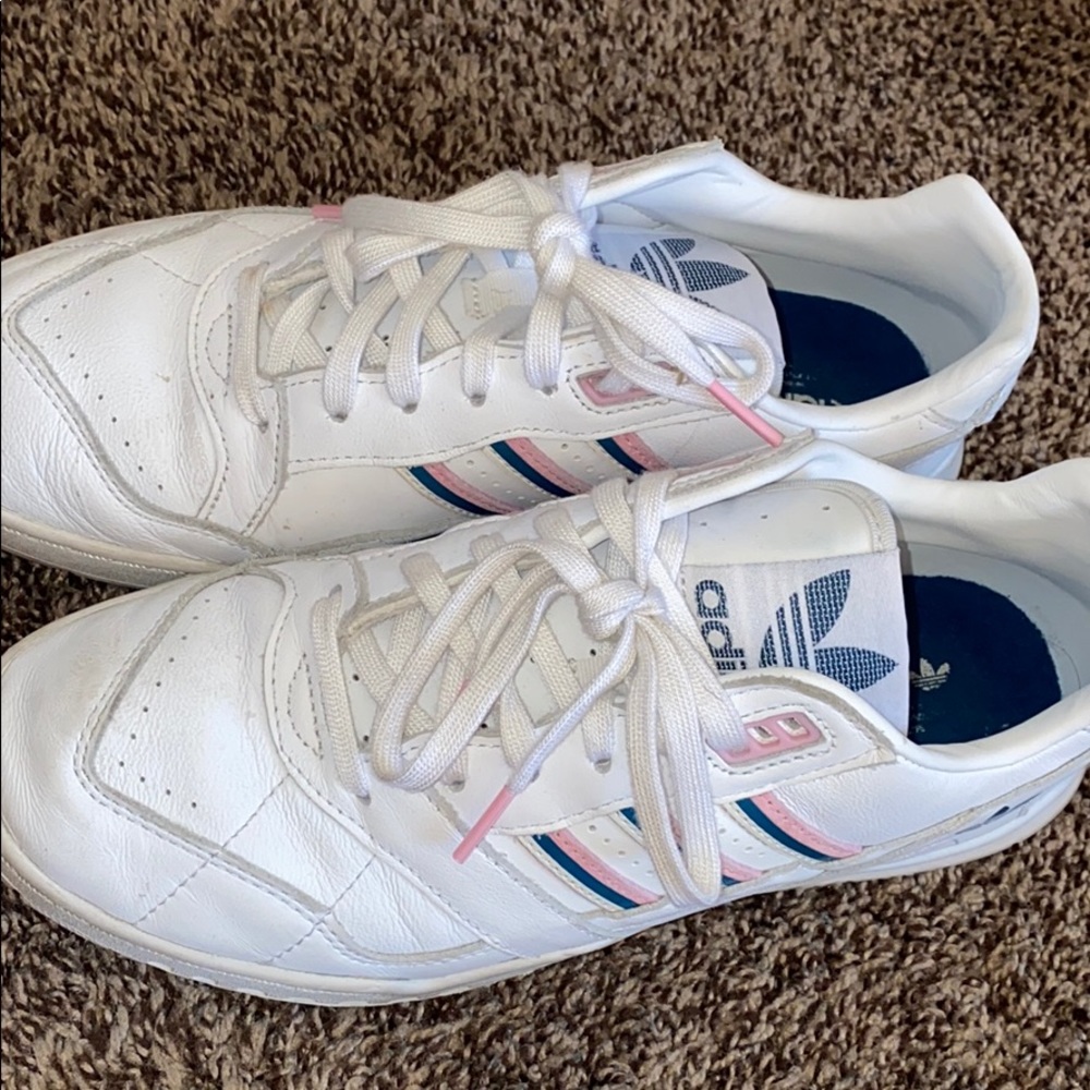 Cute adidas shoes only worn 2 times